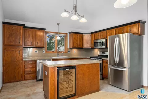 Kitchen - 709 E Sandpiper Trl, Sioux Falls, SD 57108 photo 4 of 6