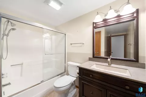 Bath - 709 E Sandpiper Trl, Sioux Falls, SD 57108 photo 1 of 5