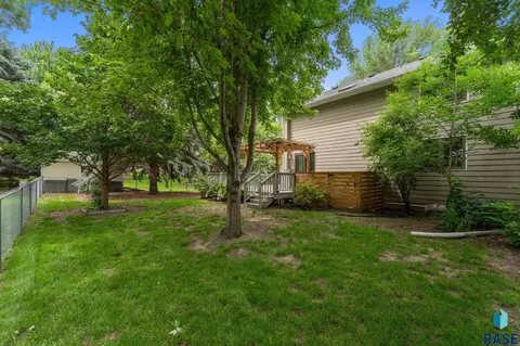 Exterior - 709 E Sandpiper Trl, Sioux Falls, SD 57108 photo 12 of 22