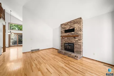 Living - 709 E Sandpiper Trl, Sioux Falls, SD 57108 photo 5 of 6