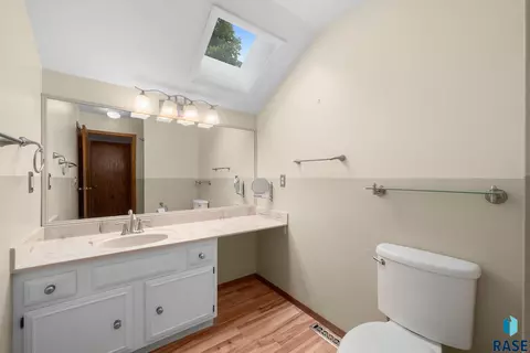 Bath - 709 E Sandpiper Trl, Sioux Falls, SD 57108 photo 2 of 5