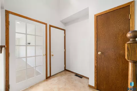 Entry Way - 709 E Sandpiper Trl, Sioux Falls, SD 57108 photo 2 of 5