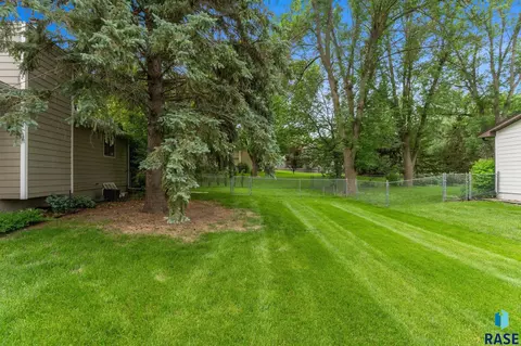 Exterior - 709 E Sandpiper Trl, Sioux Falls, SD 57108 photo 13 of 22