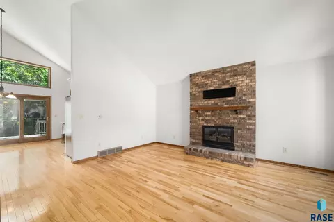 Living - 709 E Sandpiper Trl, Sioux Falls, SD 57108 photo 3 of 6