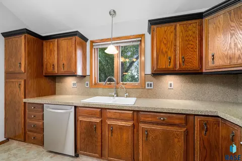 Kitchen - 709 E Sandpiper Trl, Sioux Falls, SD 57108 photo 5 of 6
