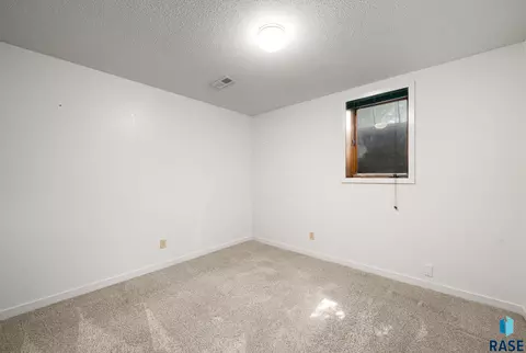 Bedroom - 709 E Sandpiper Trl, Sioux Falls, SD 57108 photo 9 of 10