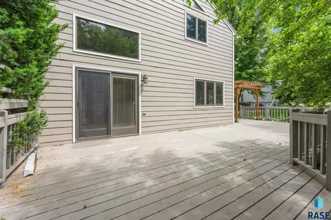 Exterior - 709 E Sandpiper Trl, Sioux Falls, SD 57108 photo 5 of 22