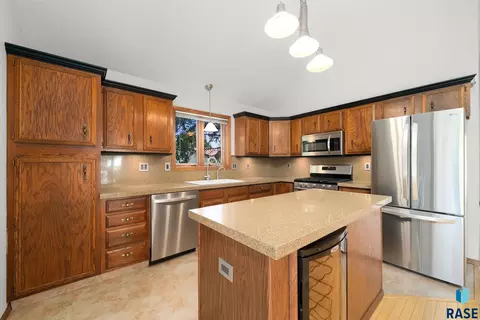Kitchen - 709 E Sandpiper Trl, Sioux Falls, SD 57108 photo 3 of 6