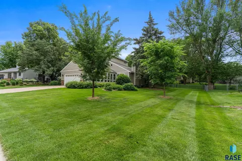 Exterior - 709 E Sandpiper Trl, Sioux Falls, SD 57108 photo 19 of 22