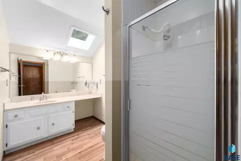 Bath - 709 E Sandpiper Trl, Sioux Falls, SD 57108 photo 3 of 5