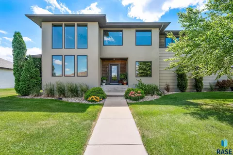 7601 S Ridgestone Dr, Sioux Falls, SD 57108