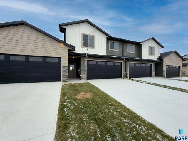 2818 E Hazelnut St, Brandon, SD 57005