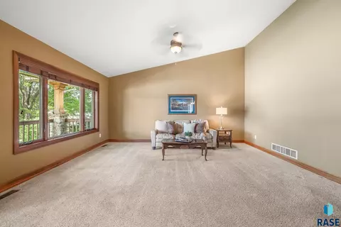 800 W Glen Eagle St, Sioux Falls, SD 57108 photo 4