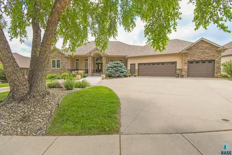 5716 S Prairie View Ct, Sioux Falls, SD 57108