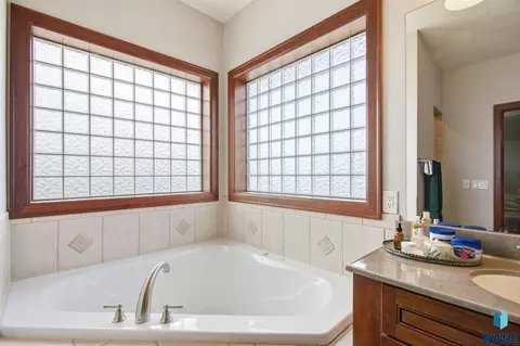 Bath - 27217 Lovely Pl, Tea, SD 57064 photo 2 of 4