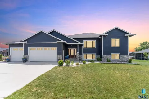 1720 N Paddington Trl, Sioux Falls, SD 57110