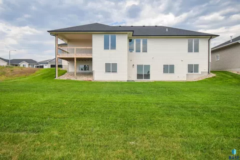 Exterior - E Fieldview St, Sioux Falls, SD 57110 photo 3 of 14