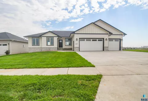 Exterior - E Fieldview St, Sioux Falls, SD 57110 photo 9 of 14