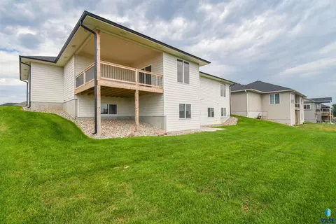 Exterior - E Fieldview St, Sioux Falls, SD 57110 photo 4 of 14