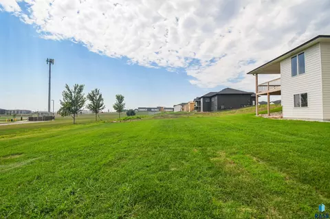 Exterior - E Fieldview St, Sioux Falls, SD 57110 photo 11 of 14