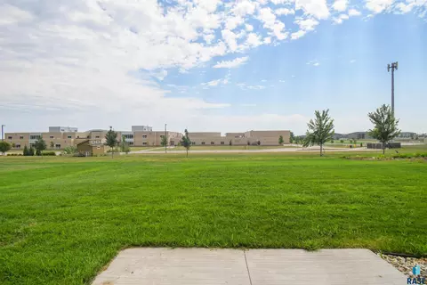 Exterior - E Fieldview St, Sioux Falls, SD 57110 photo 6 of 14