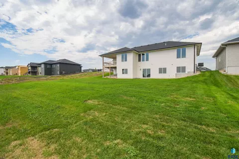 Exterior - E Fieldview St, Sioux Falls, SD 57110 photo 2 of 14