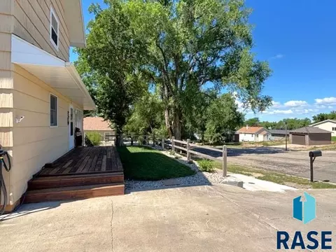 Exterior - 114 N Maple Ave, Pierre, SD 57501 photo 4 of 22