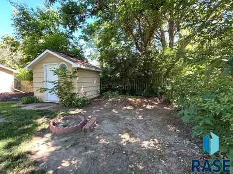 Exterior - 114 N Maple Ave, Pierre, SD 57501 photo 12 of 22