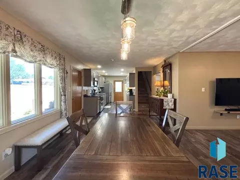Dining - 114 N Maple Ave, Pierre, SD 57501 photo 4 of 4