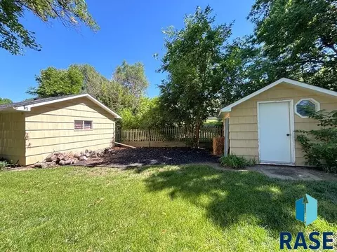Exterior - 114 N Maple Ave, Pierre, SD 57501 photo 11 of 22
