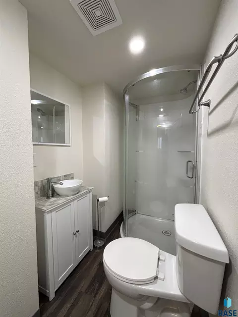Bath - 114 N Maple Ave, Pierre, SD 57501 photo 5 of 6