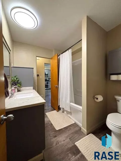 Bath - 114 N Maple Ave, Pierre, SD 57501 photo 1 of 6