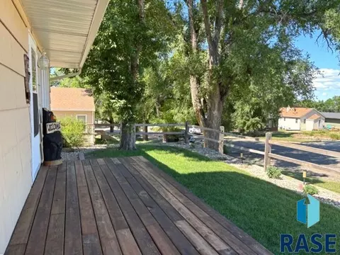 Exterior - 114 N Maple Ave, Pierre, SD 57501 photo 8 of 22