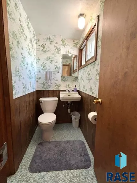 Bath - 114 N Maple Ave, Pierre, SD 57501 photo 6 of 6