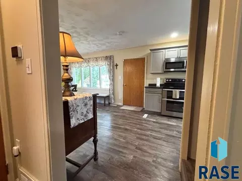 Entry Way - 114 N Maple Ave, Pierre, SD 57501 photo 5 of 12