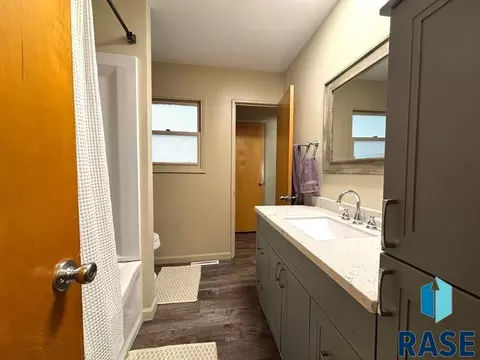 Bath - 114 N Maple Ave, Pierre, SD 57501 photo 3 of 6
