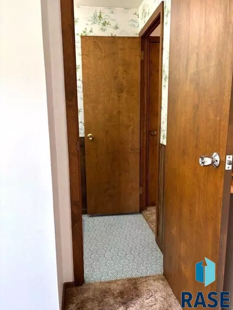 Entry Way - 114 N Maple Ave, Pierre, SD 57501 photo 11 of 12