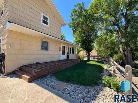Exterior - 114 N Maple Ave, Pierre, SD 57501 photo 5 of 22