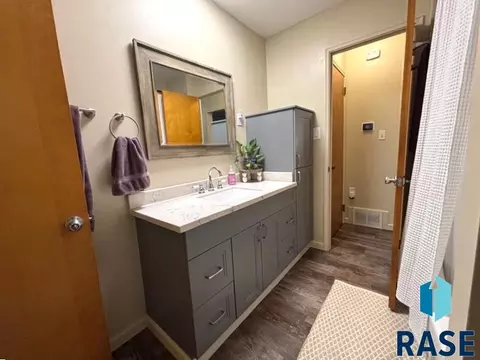 Bath - 114 N Maple Ave, Pierre, SD 57501 photo 2 of 6