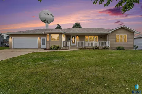 936 Heatherwood Ave, Madison, SD 57042