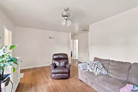 508 E 11th Ave, Mitchell, SD 57301 photo 3