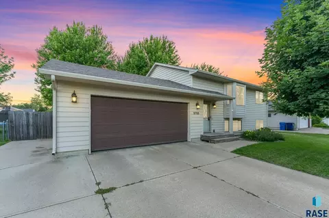5705 S Southwind Ave, Sioux Falls, SD 57106