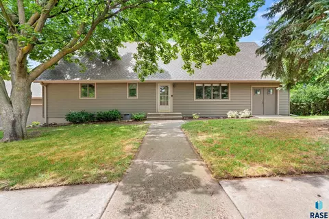 803 N Iowa Ave, Dell Rapids, SD 57022