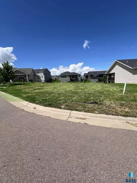 6708 E Spitfire Cir, Sioux Falls, SD 57110 photo 2