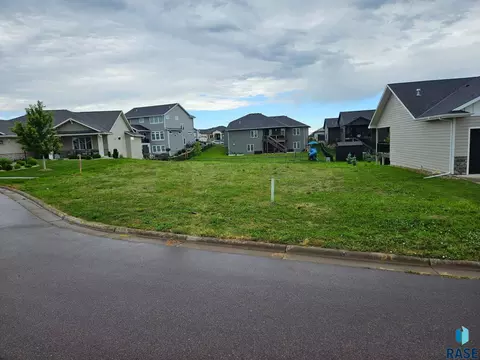 6708 E Spitfire Cir, Sioux Falls, SD 57110 photo 1