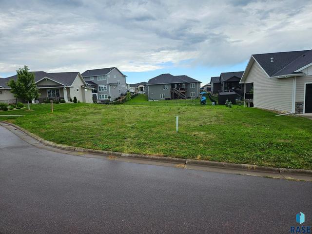 6708 E Spitfire Cir, Sioux Falls, SD 57110