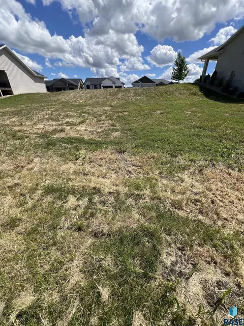 6708 E Spitfire Cir, Sioux Falls, SD 57110 photo 3