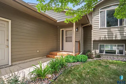 7404 W 66 St, Sioux Falls, SD 57106