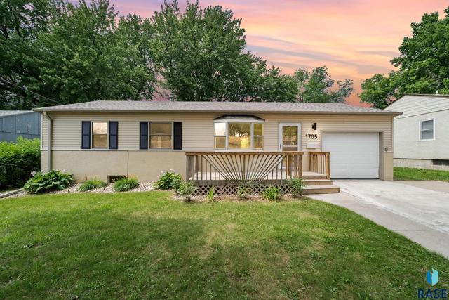 1705 S Point Dr, Sioux Falls, SD 57103