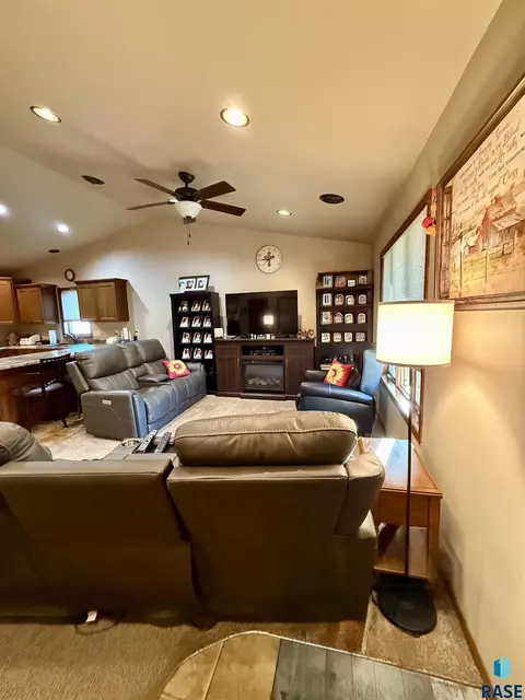 Living - 909 W 16th Ave, Mitchell, SD 57301 photo 2 of 4